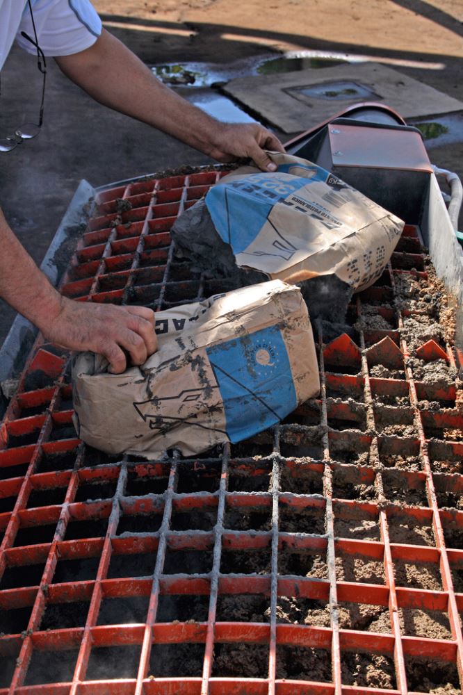 ENG_wedges_on_the_front_grille_are_useful_for_opening_cement_bags._QY9O8J567S5B.jpg