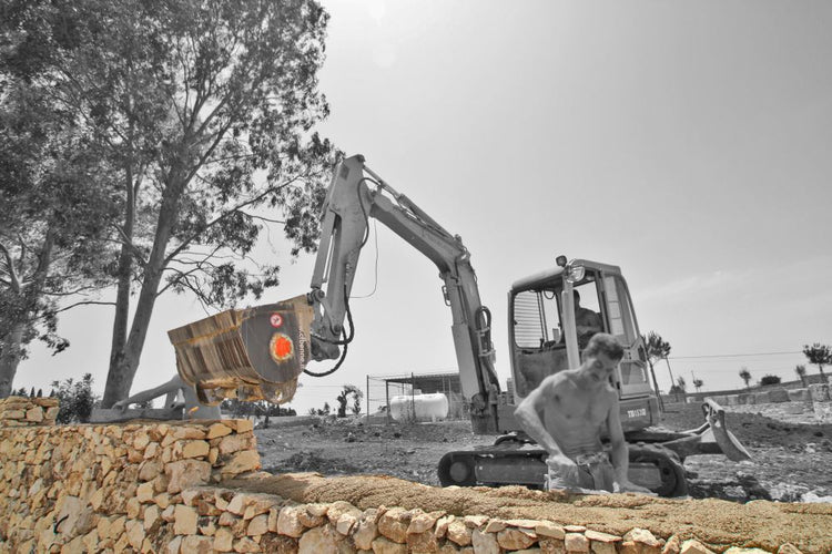 Mixer_bucket_on_Digger_R6HLW6IB1QPA.jpg